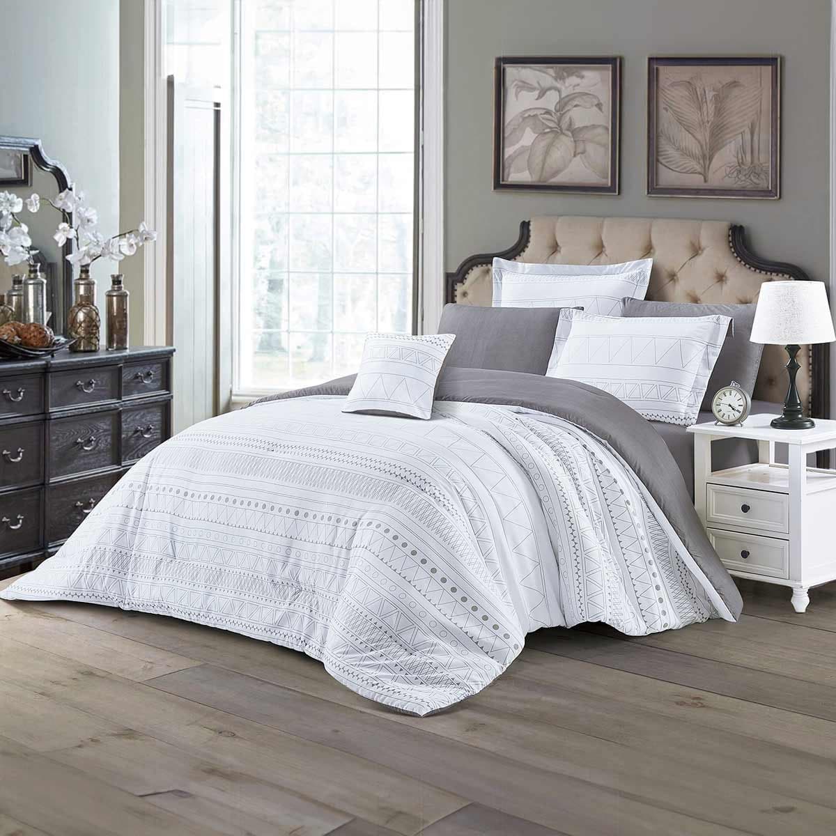 Comforter Set: 1x Comforter 240x260cm 1x Fitted Sheet 200x200cm 1x Pillow Sham 50x75cm 2x Pillow Case 50x75cm 2x Cushion 45x45cm